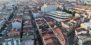 Sultangazi’de çatı yangını yan binalara sıçradı: Yanan çatılar dronla görüntülendi