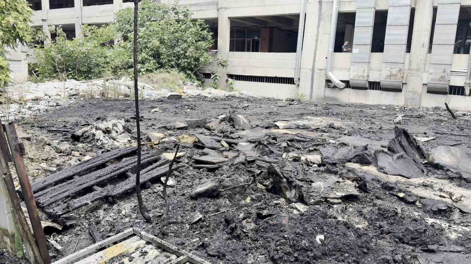 Zeytinburnu’nda hurdalık alanda yangın paniği: Yoğun duman çevre ilçelerden görüldü