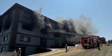 Arnavutköy’de terlik fabrikası alevlere teslim oldu