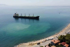 Karaya oturan gemi havadan görüntülendi