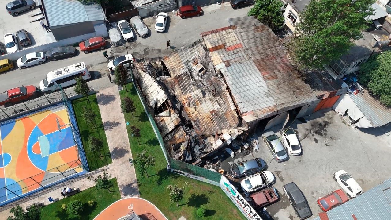 Oto tamirhanede çıkan yangının hasarı gün ağarınca ortaya çıktı