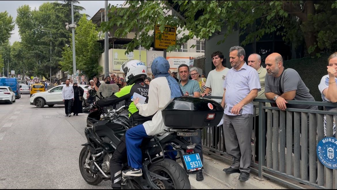 Okulları karıştırınca motosikletli polis okula böyle yetiştirdi