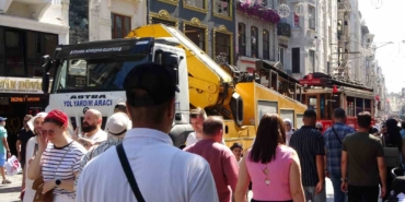 Taksim’de nostaljik tramvay arızalandı, yerine akülü tramvay devreye girdi