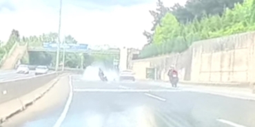 Zincirleme kaza kask kamerasına yansıdı: 3 yaralı