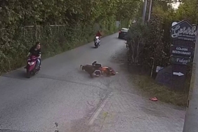 Kasksız sürüş canına mal oluyordu: O anlar kamerada