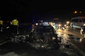 Bahçelievler’de alev alev yanan lüks otomobil hurda yığınına döndü