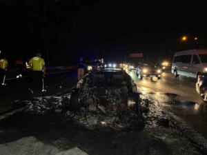 Bahçelievler’de alev alev yanan lüks otomobil hurda yığınına döndü