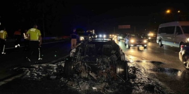 Bahçelievler’de alev alev yanan lüks otomobil hurda yığınına döndü