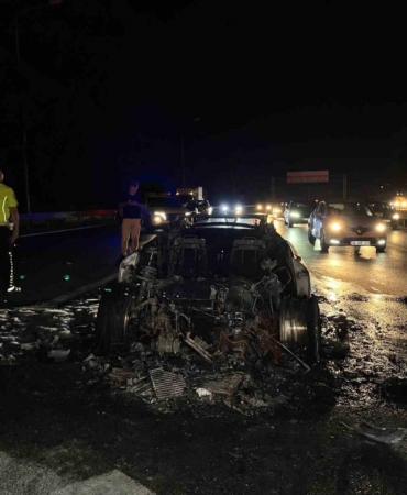 Bahçelievler’de alev alev yanan lüks otomobil hurda yığınına döndü