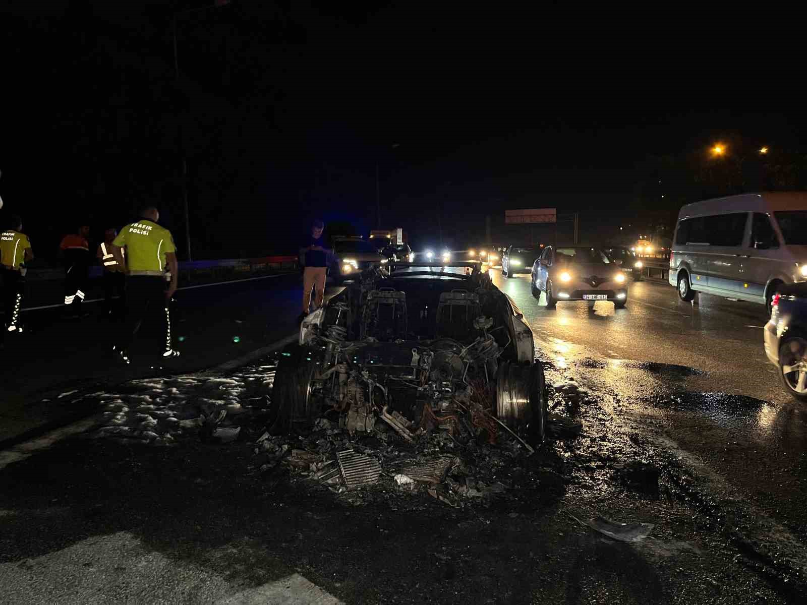 Bahçelievler’de alev alev yanan lüks otomobil hurda yığınına döndü