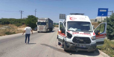 Ambulans otomobile arkadan çarptı: 1 sağlık çalışanı yaralandı
