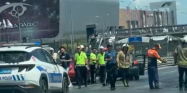 Direksiyon hakimiyetini kaybeden sürücü yan yoldan anayola uçtu, E-5 kapandı; O anlar kamerada