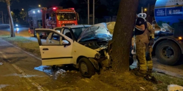 Direksiyon hakimiyetini kaybeden sürücü ağaca çarptı