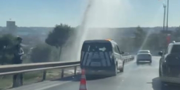 E-5 karayolunda su borusu patladı, trafikte aksamalar yaşandı