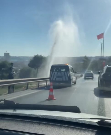 E-5 karayolunda su borusu patladı, trafikte aksamalar yaşandı