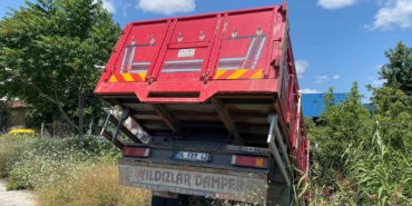 Sancaktepe’de kamyon ve çekici yol kenarına uçtu: 3 yaralı