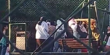 Çocuklarının kavgasına dahil olan anneler saç saça baş başa kavga etti