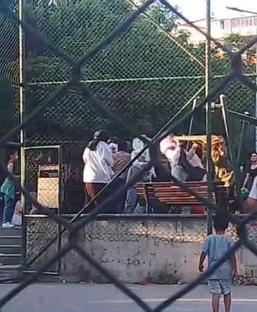 Çocuklarının kavgasına dahil olan anneler saç saça baş başa kavga etti