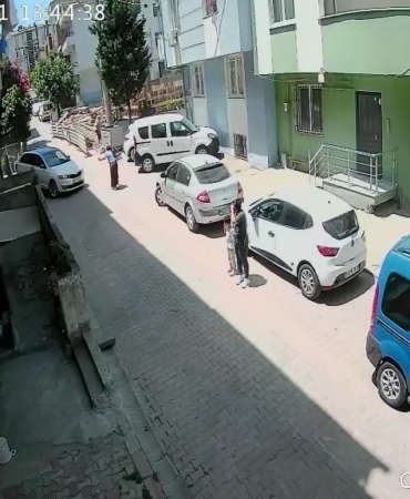 Yardım istedi, az kalsın otomobilinden oluyordu