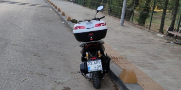 Keşan’da sokak köpeklerinden kaçmaya çalışırken devrilen motosikletin sürücüsü yaralandı