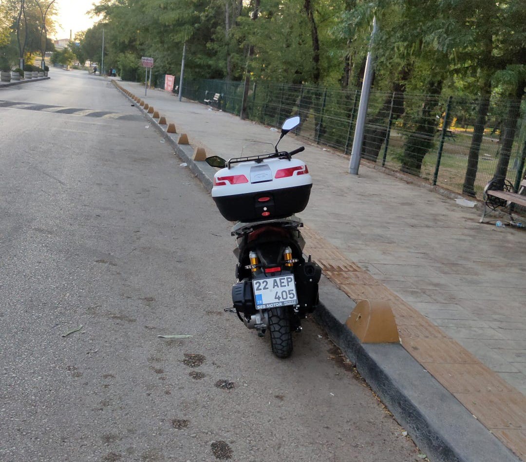 Keşan’da sokak köpeklerinden kaçmaya çalışırken devrilen motosikletin sürücüsü yaralandı