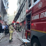 Zeytinburnu’nda çıkan yangında 2. kattan atlayan çocuk yaralandı
