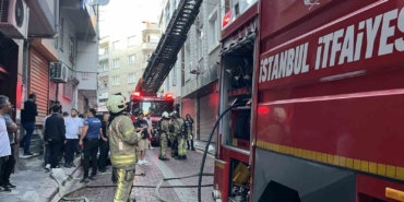 Zeytinburnu’nda çıkan yangında 2. kattan atlayan çocuk yaralandı