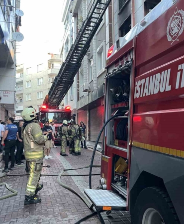 Zeytinburnu’nda çıkan yangında 2. kattan atlayan çocuk yaralandı