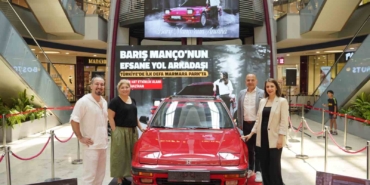 Barış Manço’nun kırmızı spor otomobili ziyaretçileriyle buluştu