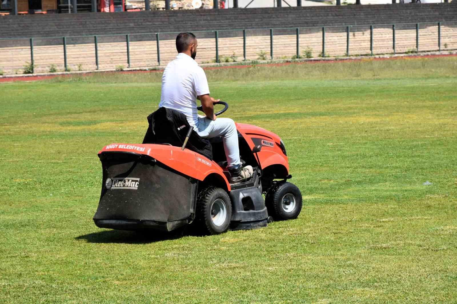 Söğüt’te çim biçme çalışmaları sürüyor