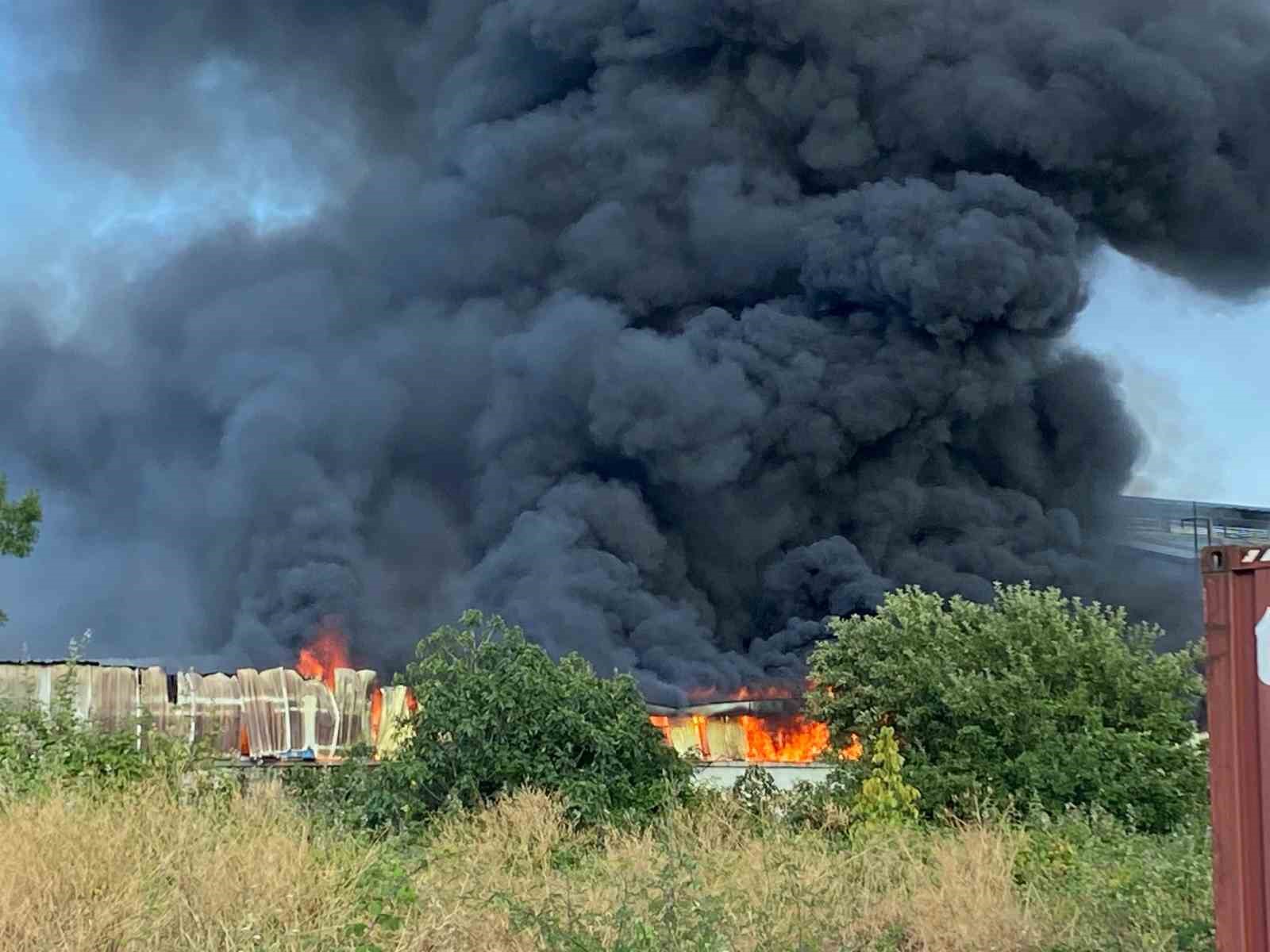 Geri dönüşüm fabrikası alevlere teslim oldu