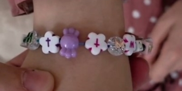 Sultangazi’de okul kantininde satılan haç işaretli bileklik velilerin tepkisini çekti