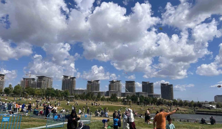 Başakşehir’de gökyüzü uçurtmalarla renklendi