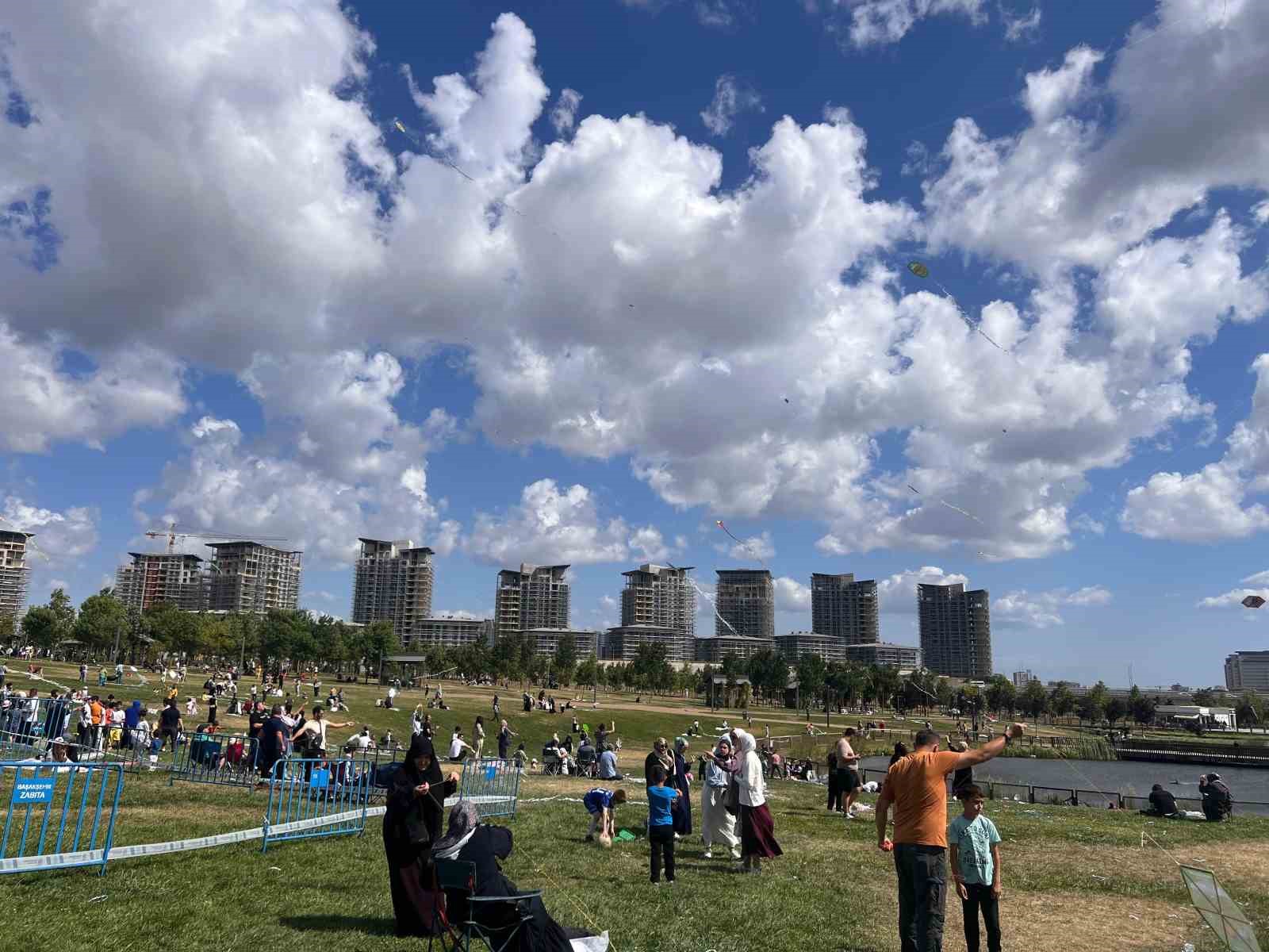 Başakşehir’de gökyüzü uçurtmalarla renklendi