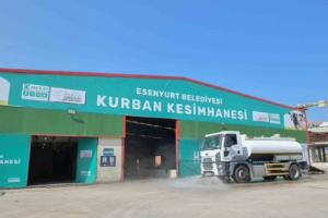 Esenyurt Belediyesi’nden kurban kesim alanlarında yoğun temizlik mesaisi