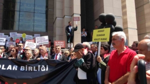 İstanbul Barosu avukatlarının Mehmet Pehlivan’ın tutuklanmasına itirazı sonrası ortalık karıştı