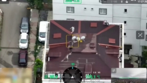 Sultanbeyli’de film gibi operasyon: Pencereden uyuşturucu atıp çatıya kaçtılar