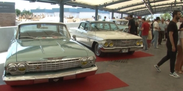 Klasik otomobil tutkunları Küçükçekmece’de bir araya geldi