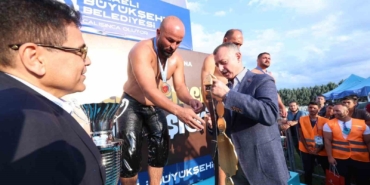 Sekapark Güreşleri’nin başpehlivanı Orhan Okulu oldu