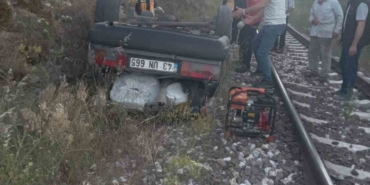 Dursunbey’de otomobil şarampolden tren yoluna uçtu