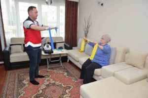 Esenyurt Belediyesi’nden aldığı fizik tedavi hizmeti ile 30 yıl sonra koltuk değneğinden kurtuldu