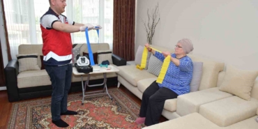 Esenyurt Belediyesi’nden aldığı fizik tedavi hizmeti ile 30 yıl sonra koltuk değneğinden kurtuldu