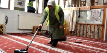 Bayram öncesi manevi temizlik, camilerde gül suyu kokusu