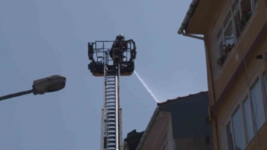 Kadıköy’de ustanın açık unuttuğu tüp, çatıda yangın çıkardı