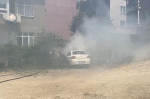 Çatalca’da park halindeki araç alev aldı