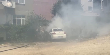 Çatalca’da park halindeki araç alev aldı