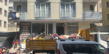 Eyüpsultan’da çöp ev bina sakinlerini çileden çıkardı
