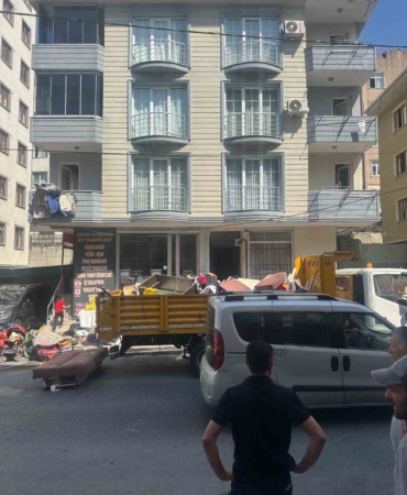 Eyüpsultan’da çöp ev bina sakinlerini çileden çıkardı