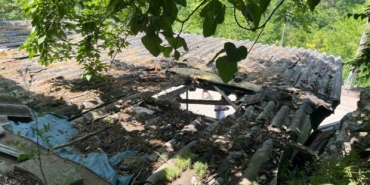 İpini koparan boğa 3 metre yükseklikten otomobilin üzerine düştü