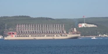 Dünyanın en büyük enerji gemisi Çanakkale Boğazı’ndan geçti